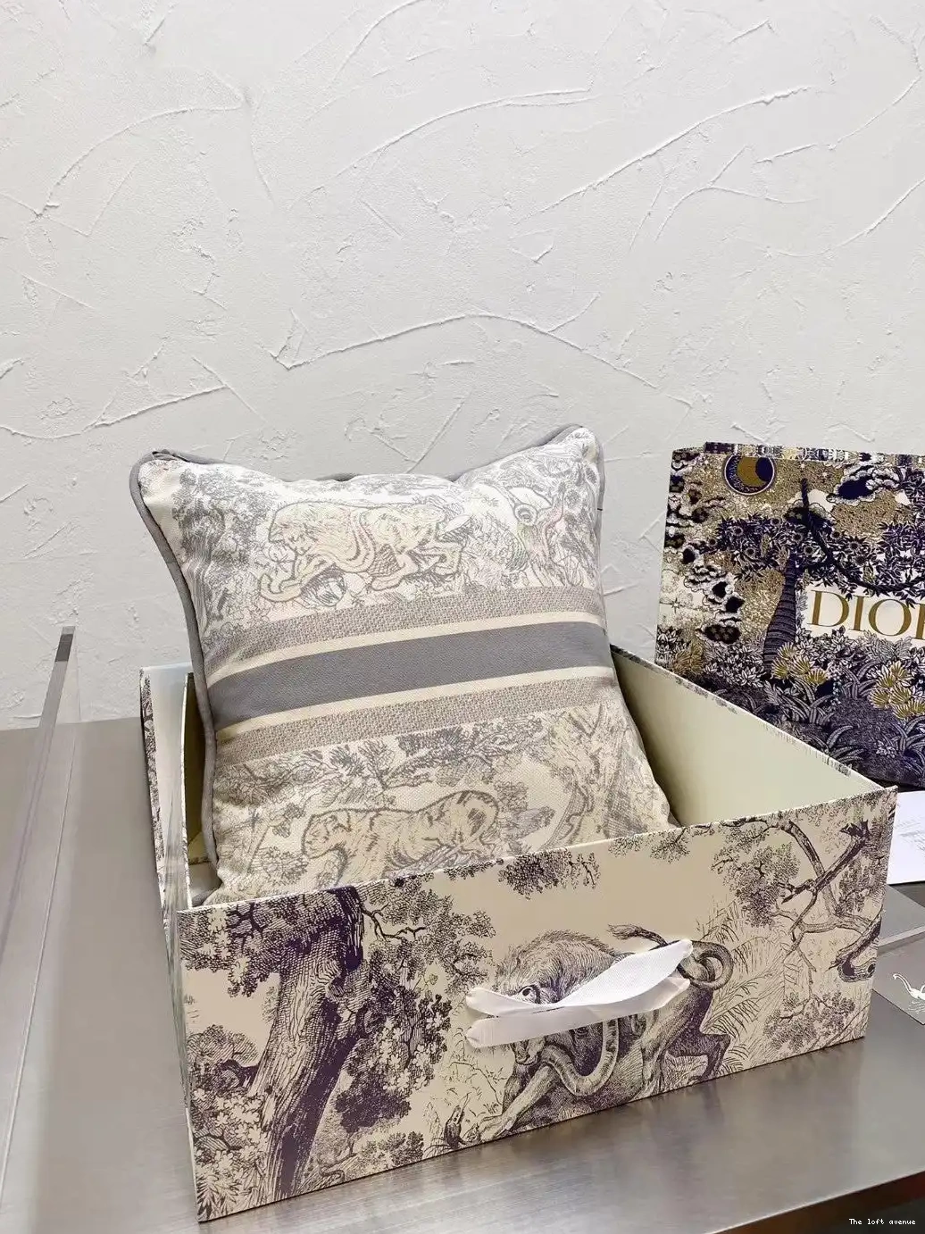 CHRISTIAN PILLOW THROW GREY 0706